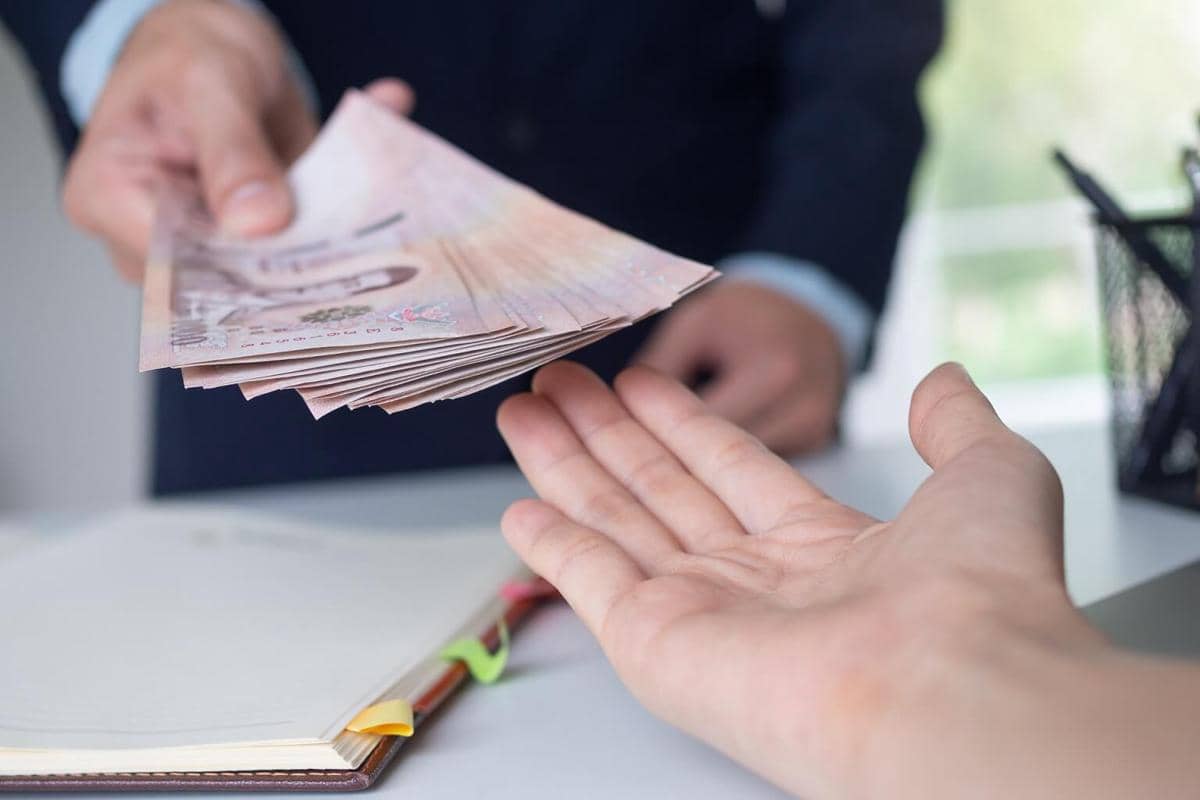 ilustrasi bayar utang