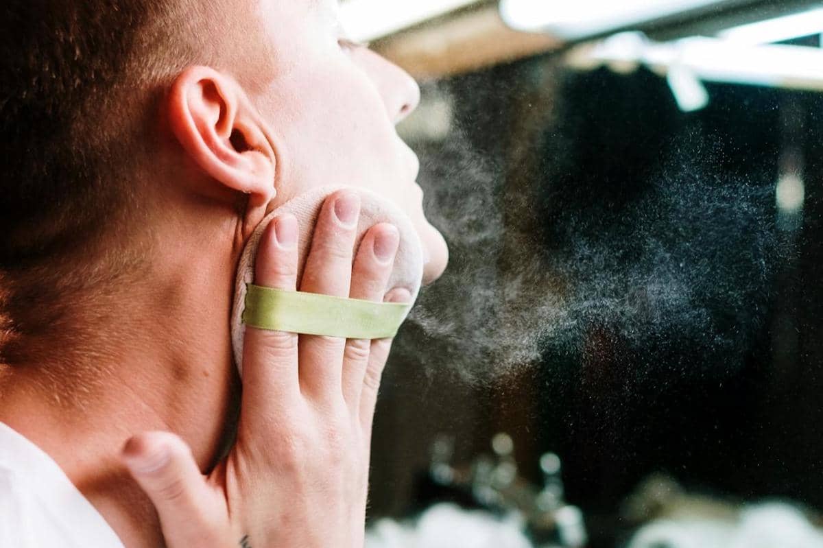 ilustrasi bedak wajah pria