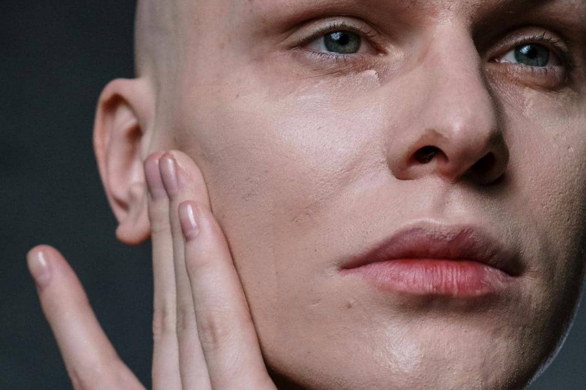 ilustrasi bedak wajah pria 