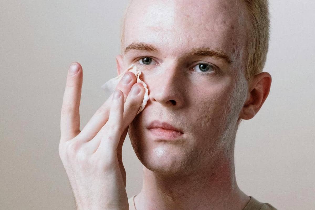 ilustrasi bedak wajah pria