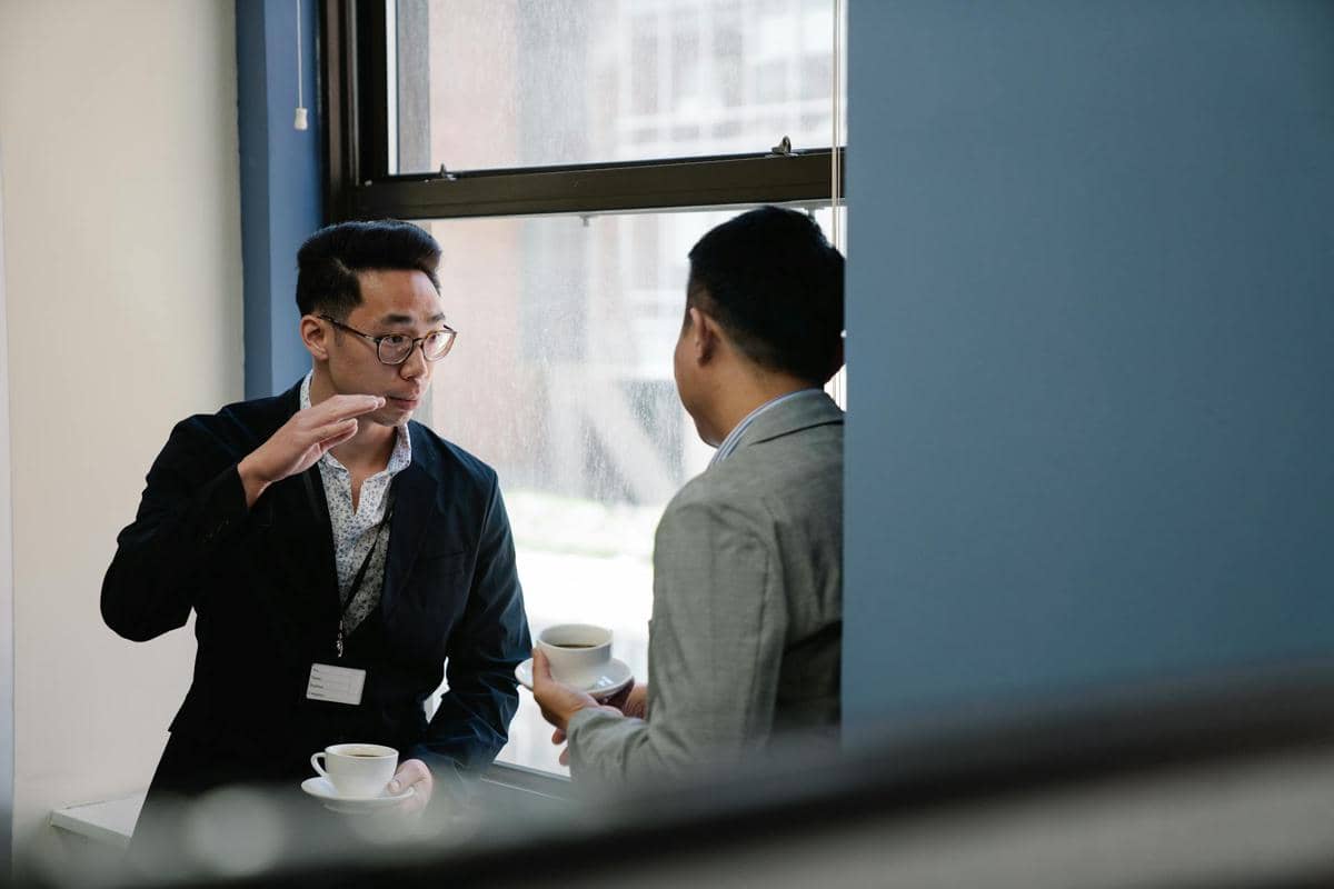 ilustrasi ngobrol dengan rekan kantor