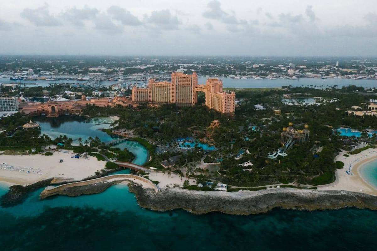 Atlantis Paradise Island, sebuah resor kasino samudra besar yang terletak di Paradise Island, Bahama