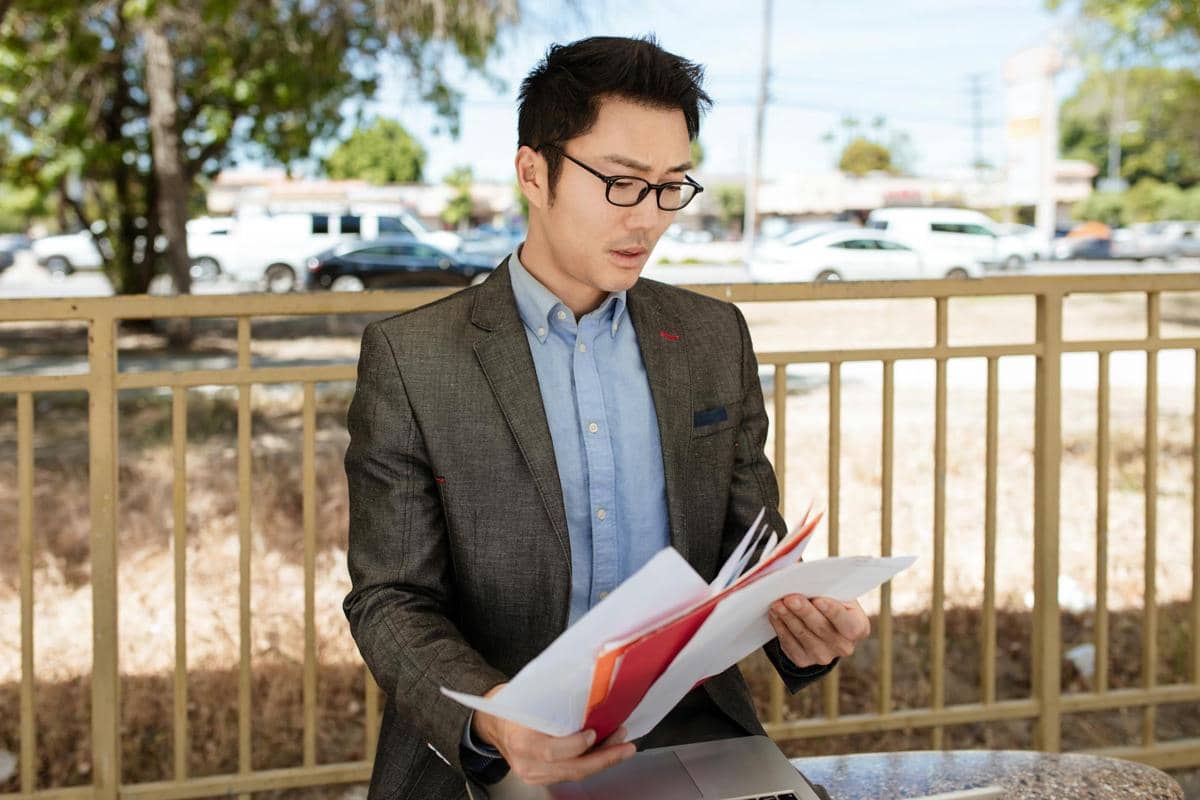 ilustrasi memeriksa dokumen