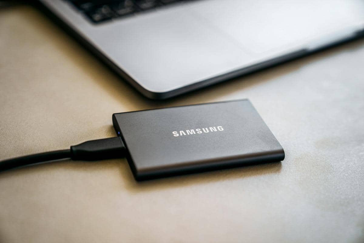 ilustrasi SSD portabel