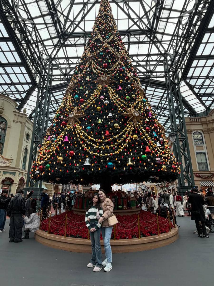 Keluarga Jennifer Dunn main di Tokyo Disneyland, Jepang.