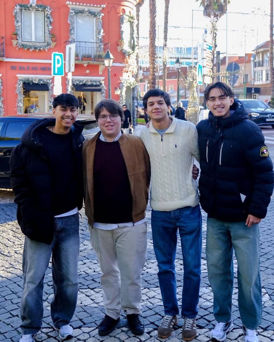 Keluarga Darius Sinathrya ke Kota Cascais