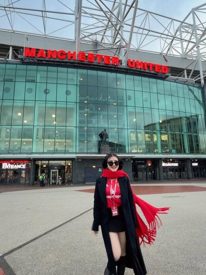 Ghea Youbi dan keluarga ke Stadion Old Trafford