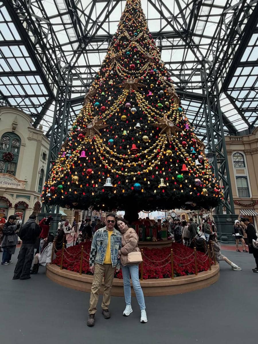 Keluarga Jennifer Dunn main di Tokyo Disneyland, Jepang.