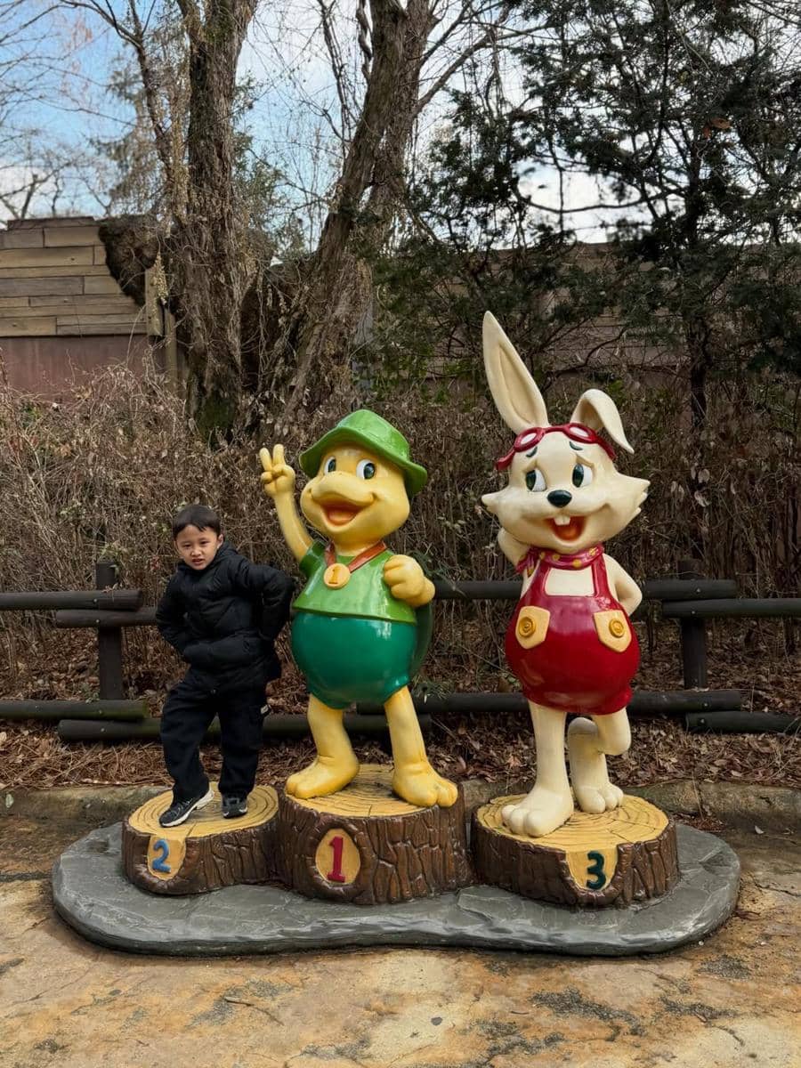 Keluarga Zaskia Adya Mecca ke Everland Theme Park