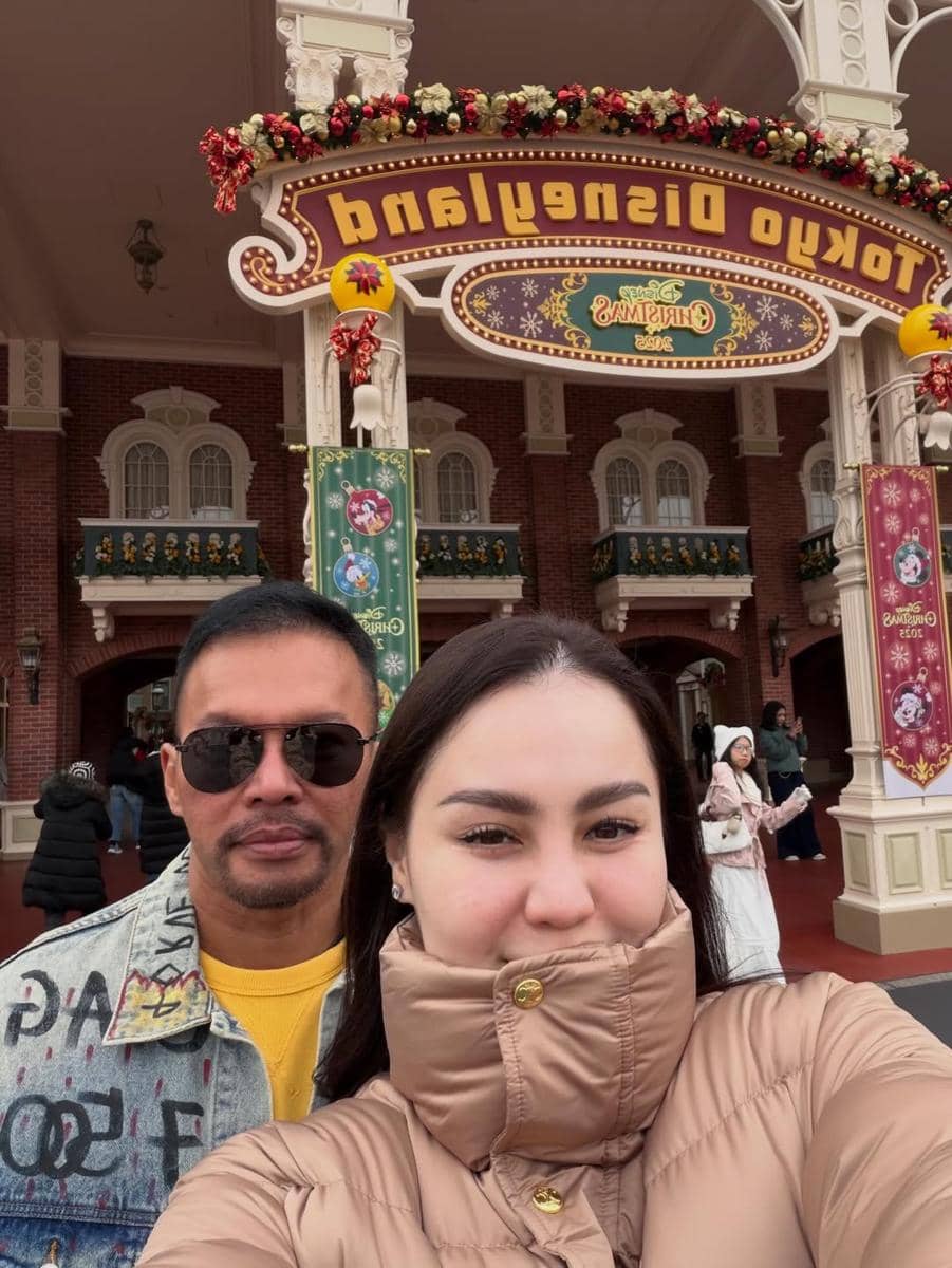 Keluarga Jennifer Dunn main di Tokyo Disneyland, Jepang.
