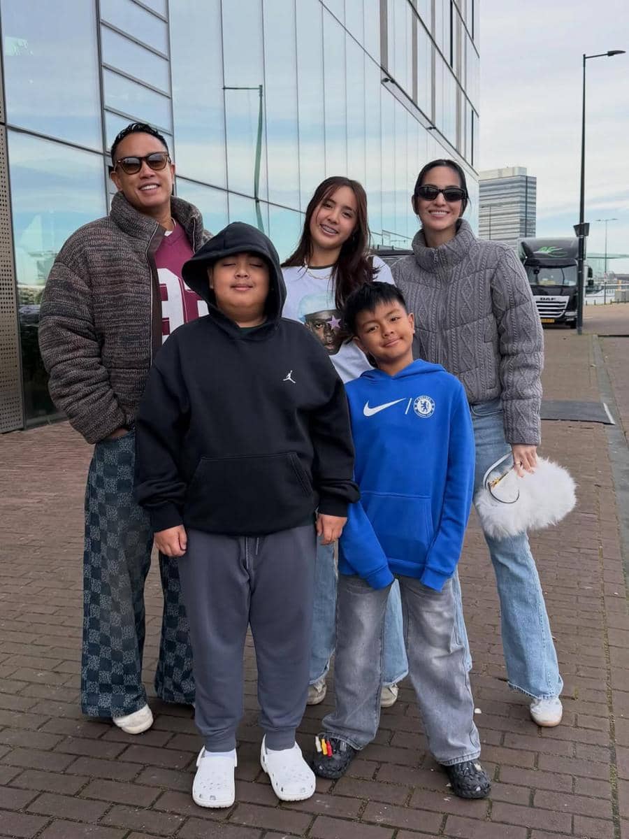 Keluarga Nia Ramadhani liburan di Belanda.
