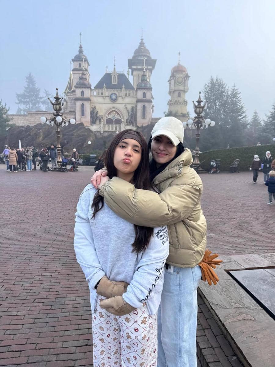 Keluarga Nia Ramadhani liburan di Belanda.