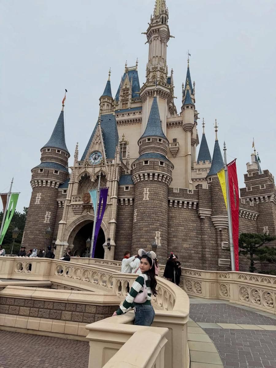 Keluarga Jennifer Dunn main di Tokyo Disneyland, Jepang.