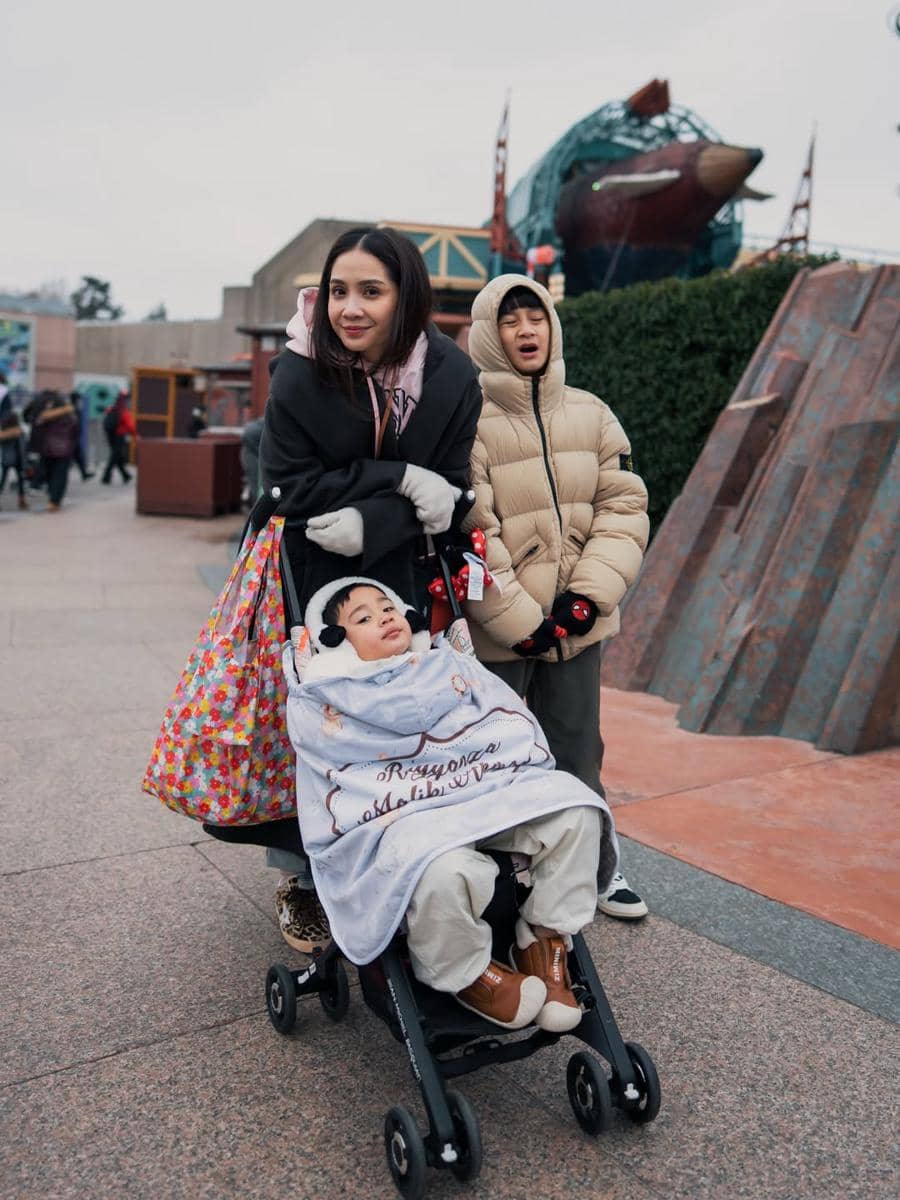 Nagita Slavina dan Trio R di Disneyland Paris.