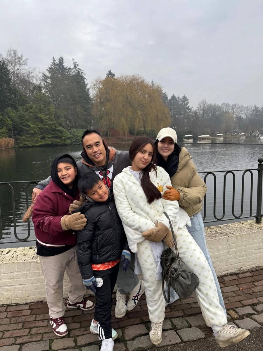 Keluarga Nia Ramadhani liburan di Belanda.