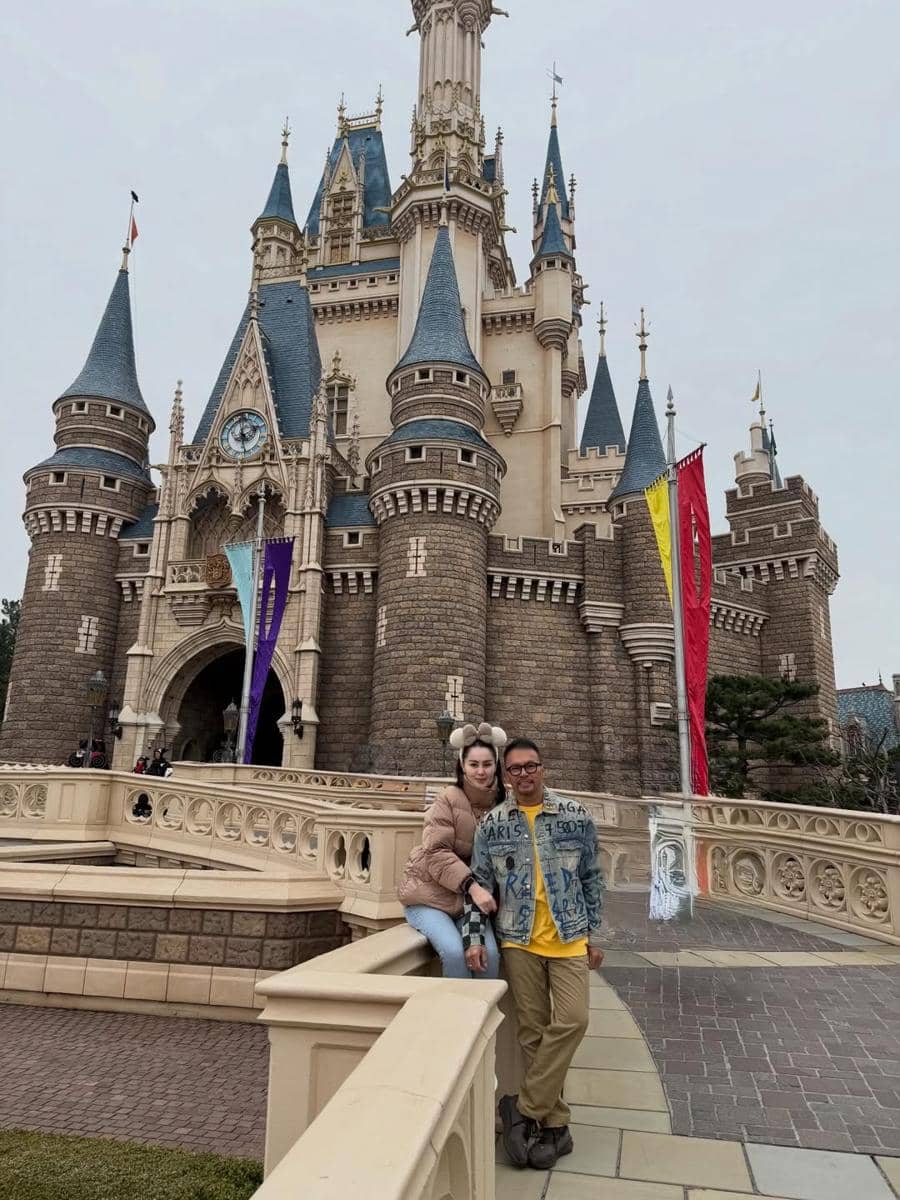 Keluarga Jennifer Dunn main di Tokyo Disneyland, Jepang.