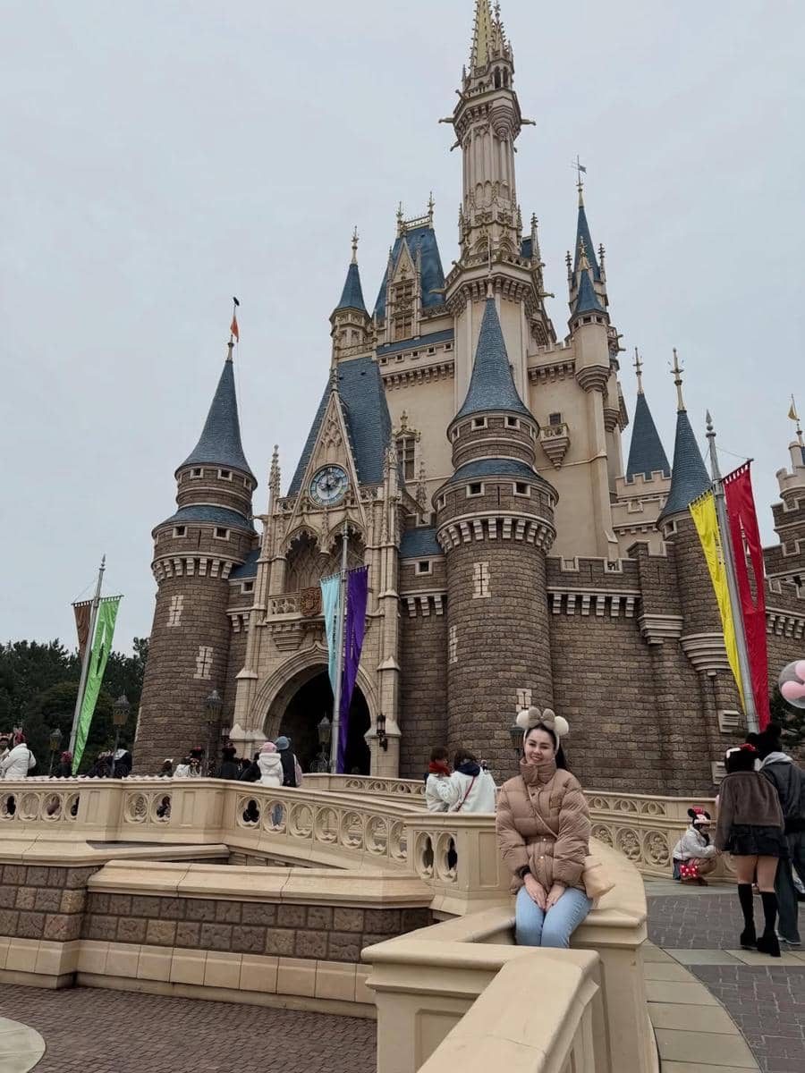 Keluarga Jennifer Dunn main di Tokyo Disneyland, Jepang.