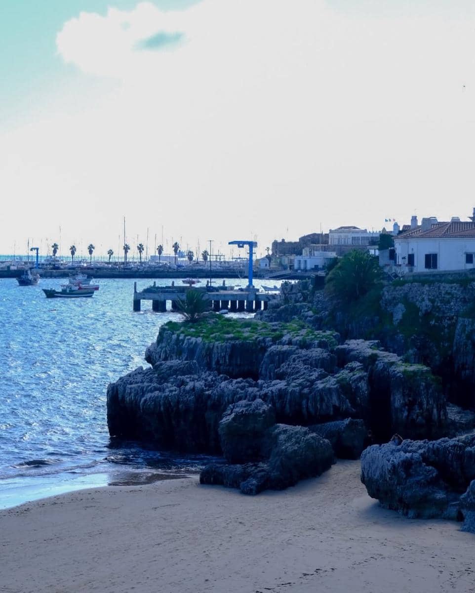 Keluarga Darius Sinathrya ke Kota Cascais