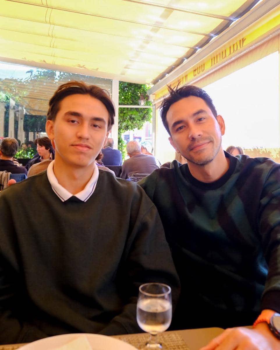 Keluarga Darius Sinathrya ke Kota Cascais