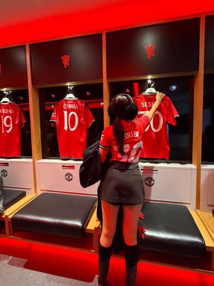 Ghea Youbi dan keluarga ke Stadion Old Trafford