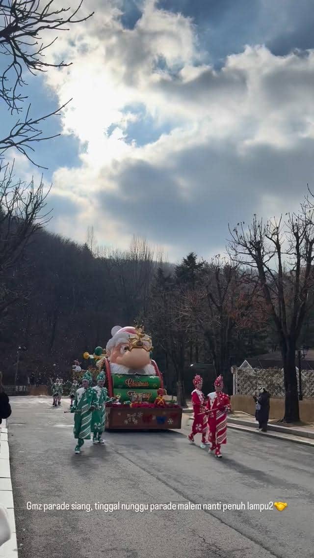 Keluarga Zaskia Adya Mecca ke Everland Theme Park