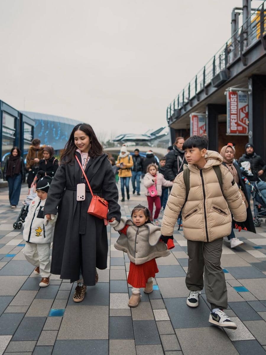 Nagita Slavina dan Trio R di Disneyland Paris.
