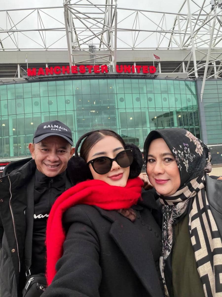 Ghea Youbi dan keluarga ke Stadion Old Trafford