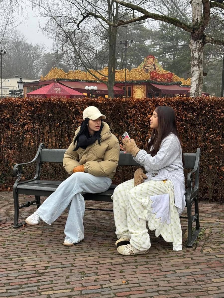 Keluarga Nia Ramadhani liburan di Belanda.