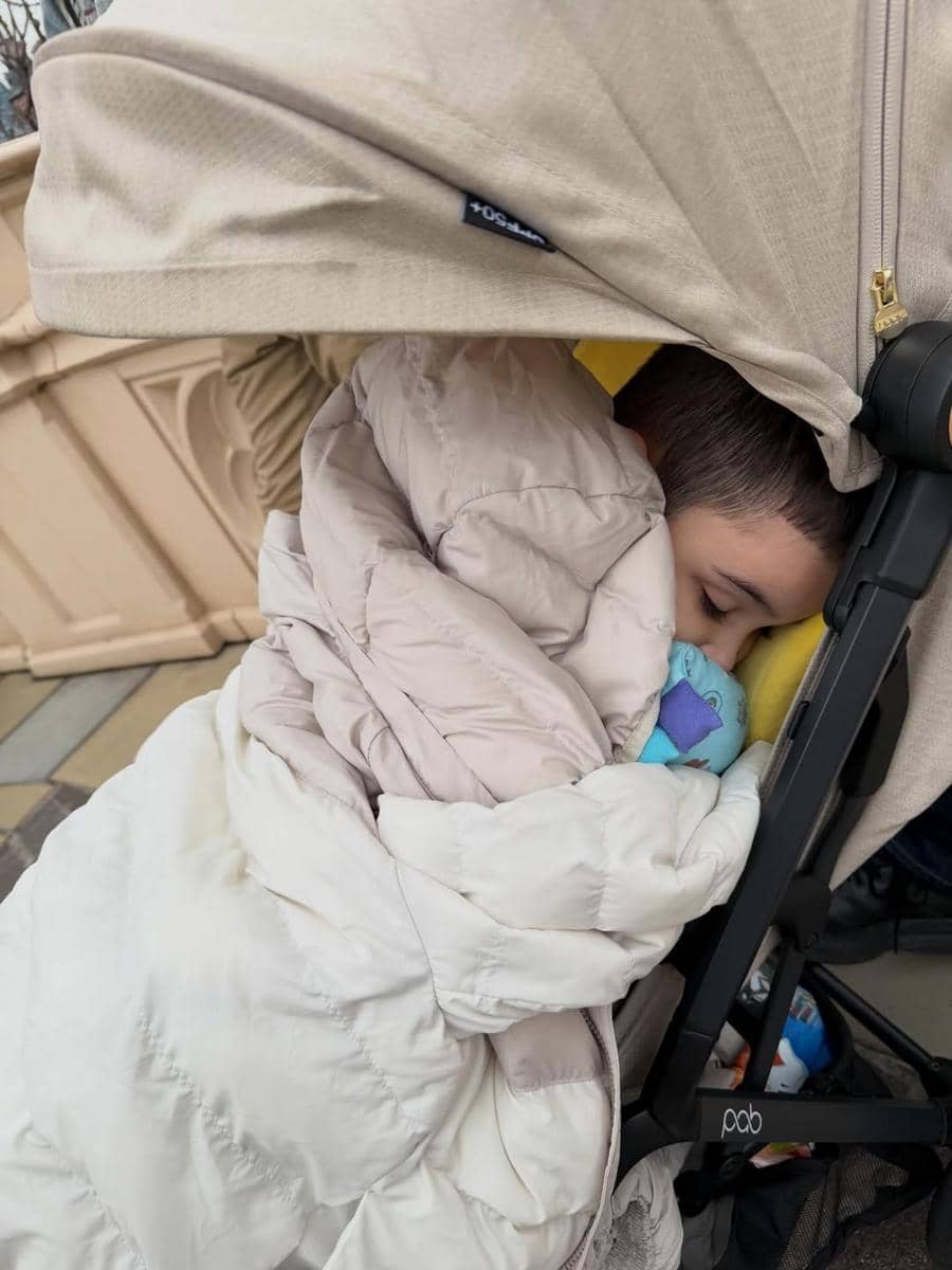 Keluarga Jennifer Dunn main di Tokyo Disneyland, Jepang.