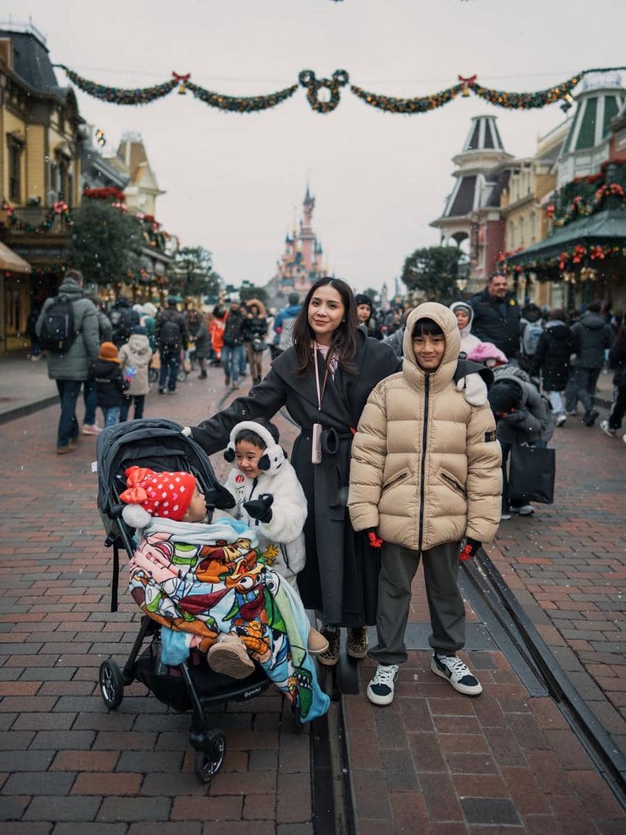 Nagita Slavina dan Trio R di Disneyland Paris.