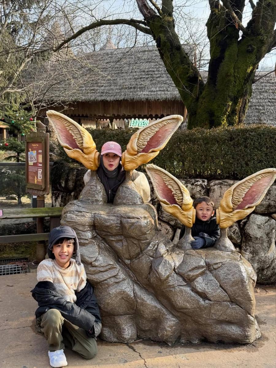 Keluarga Zaskia Adya Mecca ke Everland Theme Park