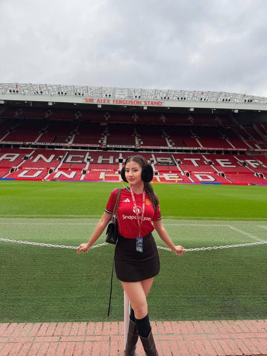 Ghea Youbi dan keluarga ke Stadion Old Trafford