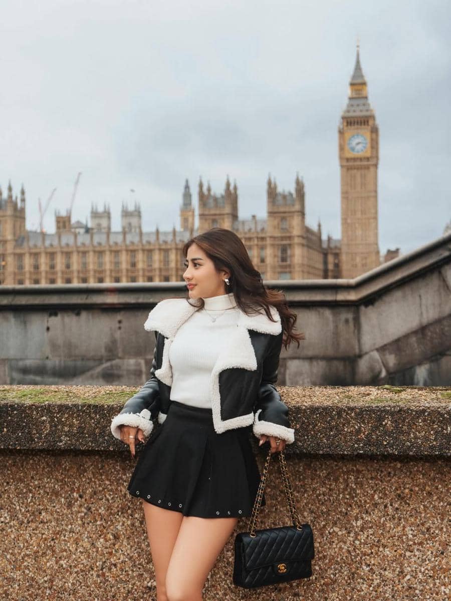 Ghea Youbi jalan-jalan di London.