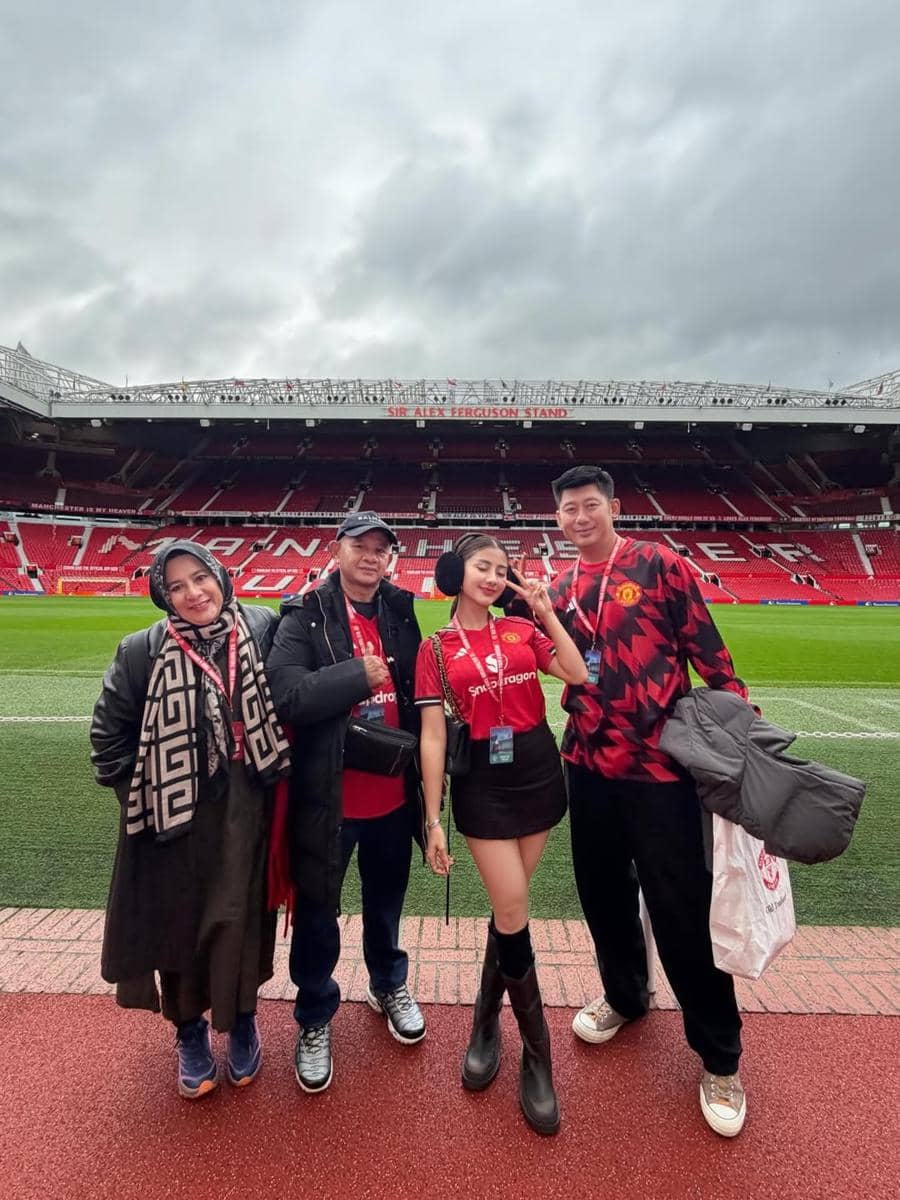 Ghea Youbi dan keluarga ke Stadion Old Trafford