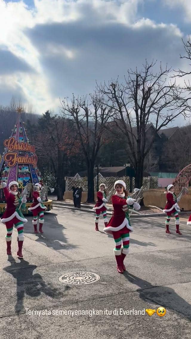 Keluarga Zaskia Adya Mecca ke Everland Theme Park