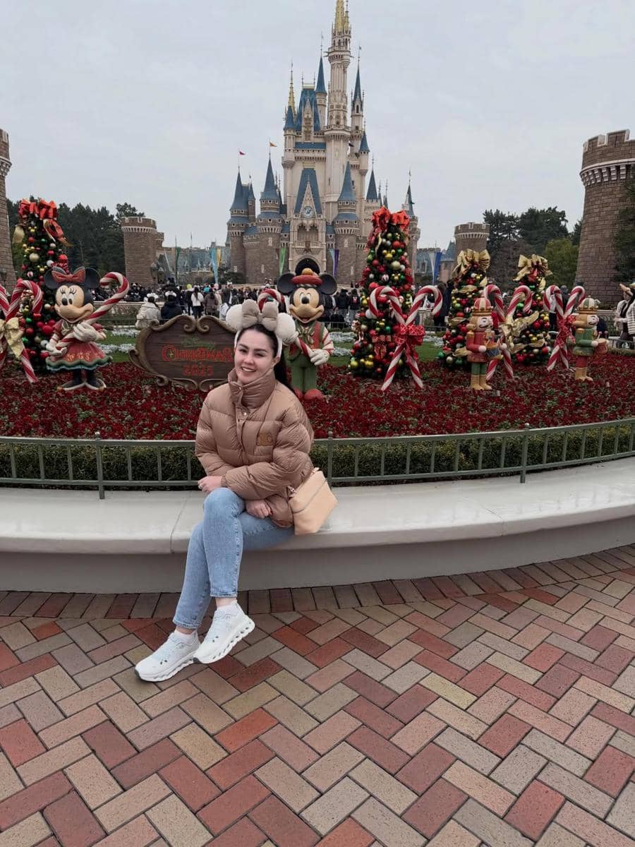 Keluarga Jennifer Dunn main di Tokyo Disneyland, Jepang.