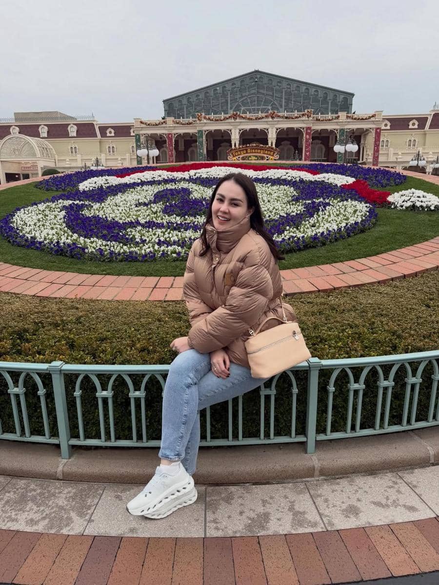 Keluarga Jennifer Dunn main di Tokyo Disneyland, Jepang.