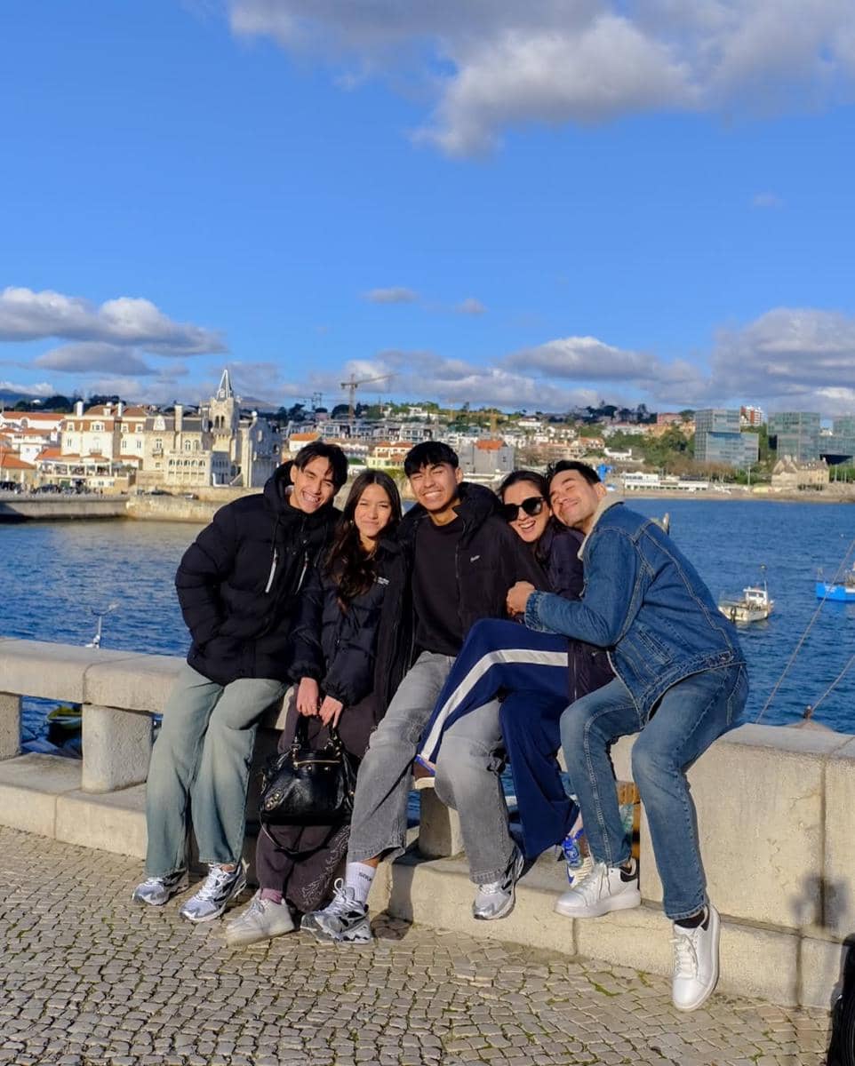 Keluarga Darius Sinathrya ke Kota Cascais