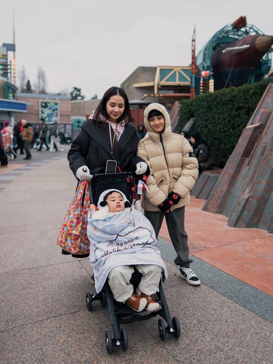 Nagita Slavina dan Trio R di Disneyland Paris.