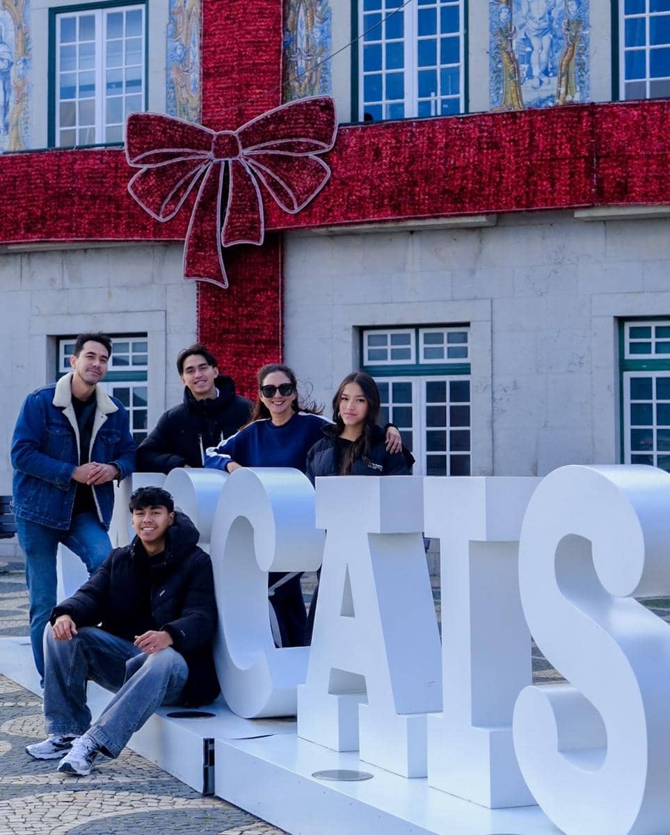 Keluarga Darius Sinathrya ke Kota Cascais