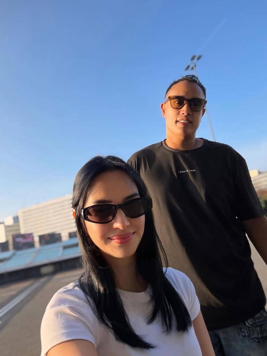 Keluarga Nia Ramadhani liburan di Belanda.