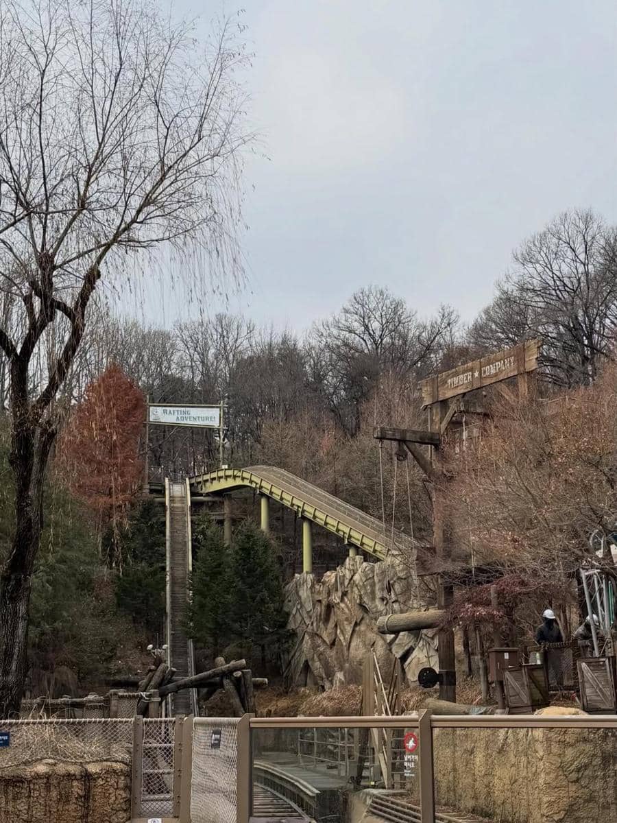 Keluarga Zaskia Adya Mecca ke Everland Theme Park