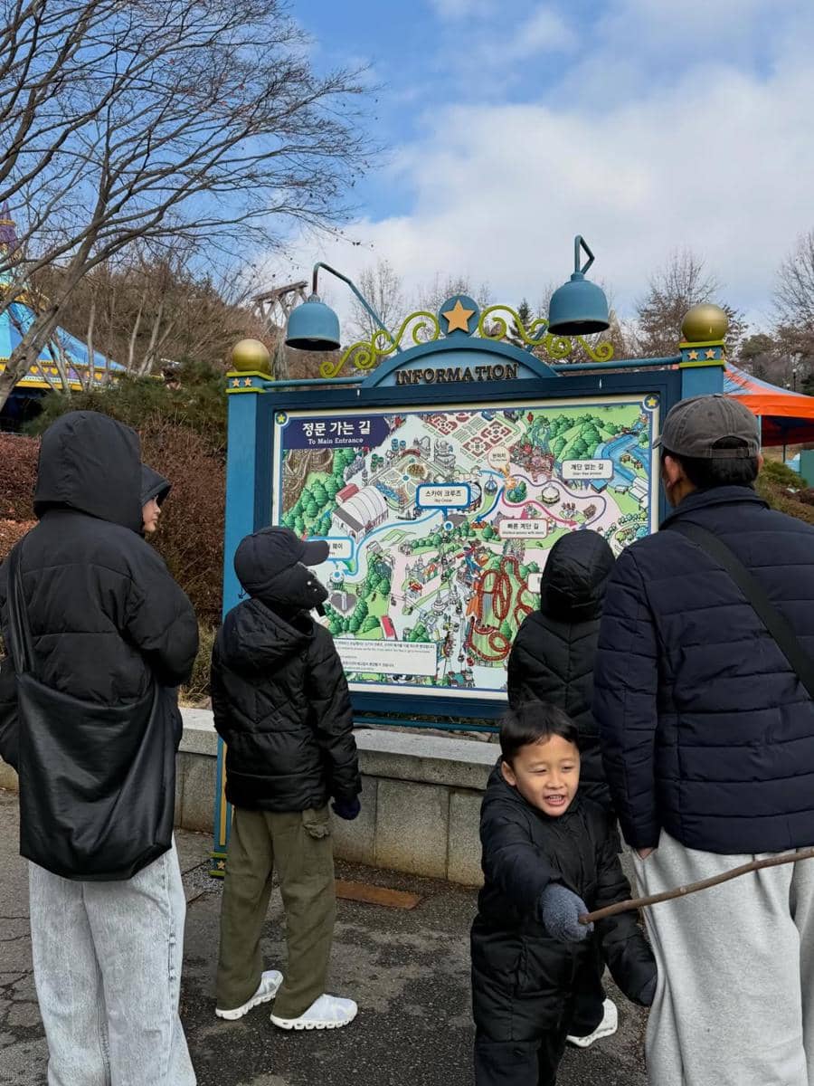 Keluarga Zaskia Adya Mecca ke Everland Theme Park