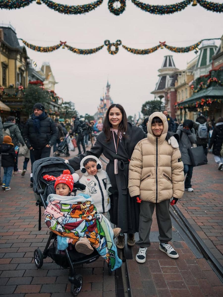 Nagita Slavina dan Trio R di Disneyland Paris.