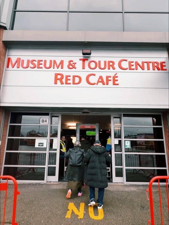 Ghea Youbi dan keluarga ke Stadion Old Trafford