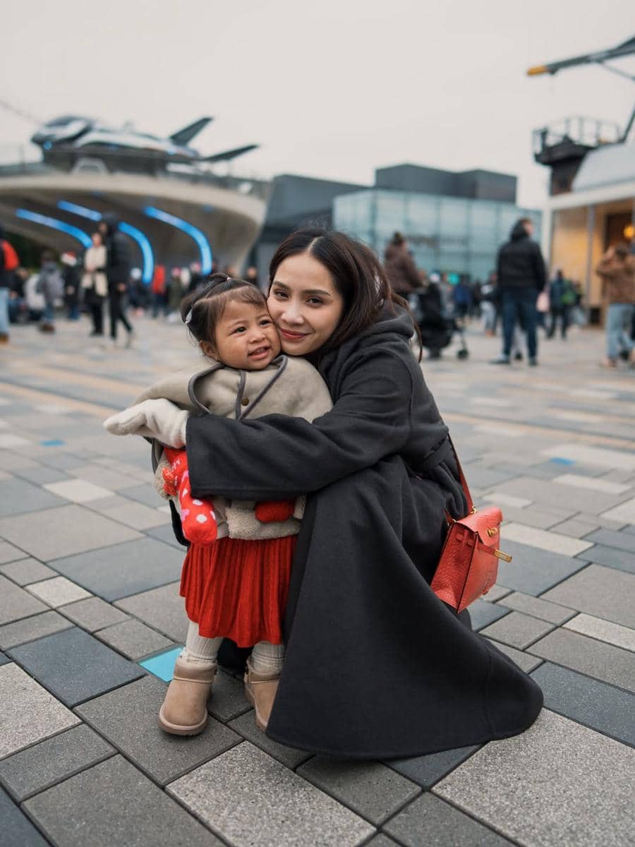 Nagita Slavina dan Trio R di Disneyland Paris.