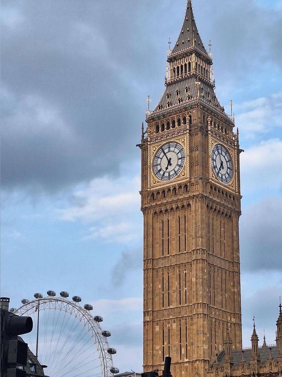 Ghea Youbi jalan-jalan di London.