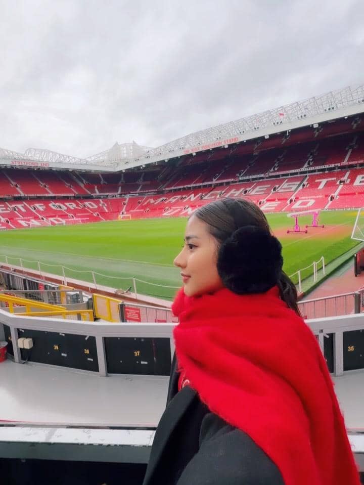Ghea Youbi dan keluarga ke Stadion Old Trafford
