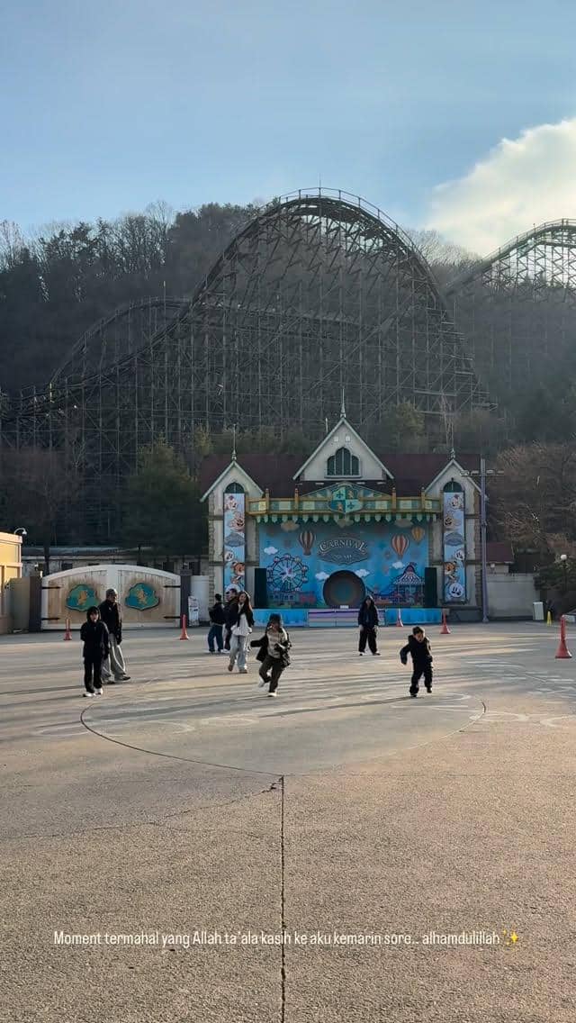 Keluarga Zaskia Adya Mecca ke Everland Theme Park