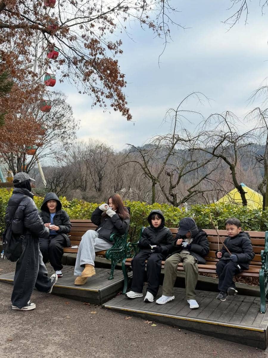 Keluarga Zaskia Adya Mecca ke Everland Theme Park